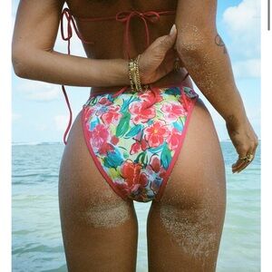 'Miss Bonaire' heavy manners bikini